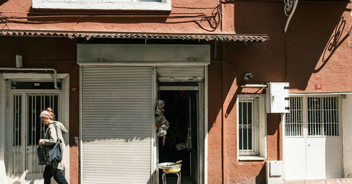 Rouille sur Rideau Métallique à Nice : Protocole d'Intervention 2026